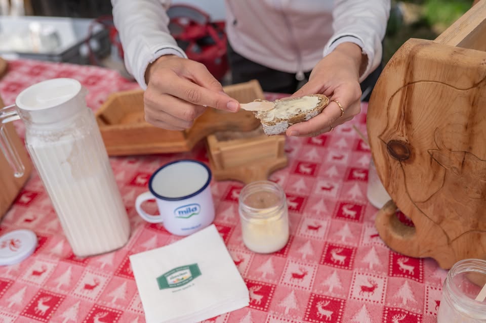 Evento “Pane e burro” – Erlebnis “Butterbrot” – “Bread and butter” experience Locandina “Pane e burro” – Erlebnis “Butterbrot” – “Bread and butter” experience - da giovedì 25 giugno - giovedì 8 ottobre 2026 ore 10:00 ore 12:00