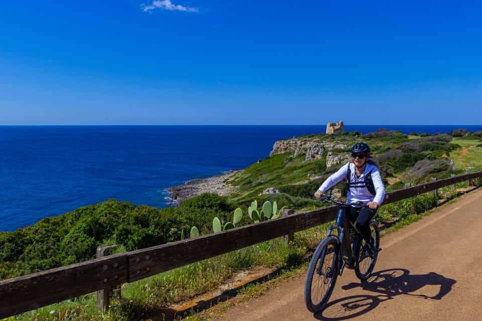 Evento Scopri il fascino autentico del Salento in sella a un’E – Bike! Locandina Scopri il fascino autentico del Salento in sella a un’E – Bike! - da giovedì 24 settembre - domenica 27 settembre 2026 ore 09:00 ore 16:00