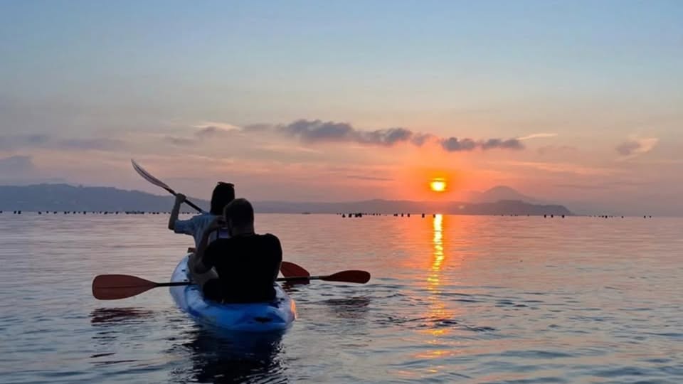 Evento Tour in kayak all’alba tra Miseno e Bacoli Locandina Tour in kayak all’alba tra Miseno e Bacoli - domenica 5 luglio ore 06:00 - 09:00