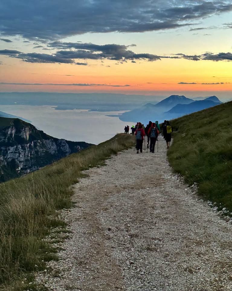 Evento Tramonto sull’Altissimo, cena in rifugio e lezione di yoga Locandina Tramonto sull’Altissimo, cena in rifugio e lezione di yoga - sabato 25 luglio ore 15:00 - 21:45