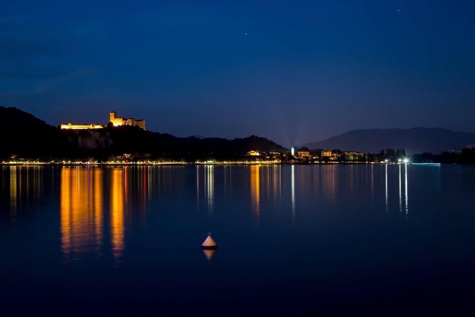 Evento Angera Sotto Le Stelle Passeggiata Serale Tra Storia, Leggende E Misteri Del Lago Maggiore Locandina Angera Sotto Le Stelle Passeggiata Serale Tra Storia, Leggende E Misteri Del Lago Maggiore - venerdì 28 agosto ore 21:00 - 23:00