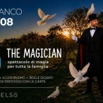 Immagine evento the Magician – la Magia al Gelso Bianco a La Torre (MO) May be a doodle of text that says 'GELSO BIANCO MAR MAR18.08 18.08 DALLE 20,30 Gelso Family THE MAGICIAN spettacolo di magia per tutta la famiglia SPETTACOLO DI MAGIA ILLUSIONISMO ISMO BOLLEGIGANTI BOLLE GIGANTI APPARIZIONI GIOCHI DI PRESTIGI CON _ CART E ක්මෙමත GELSO'