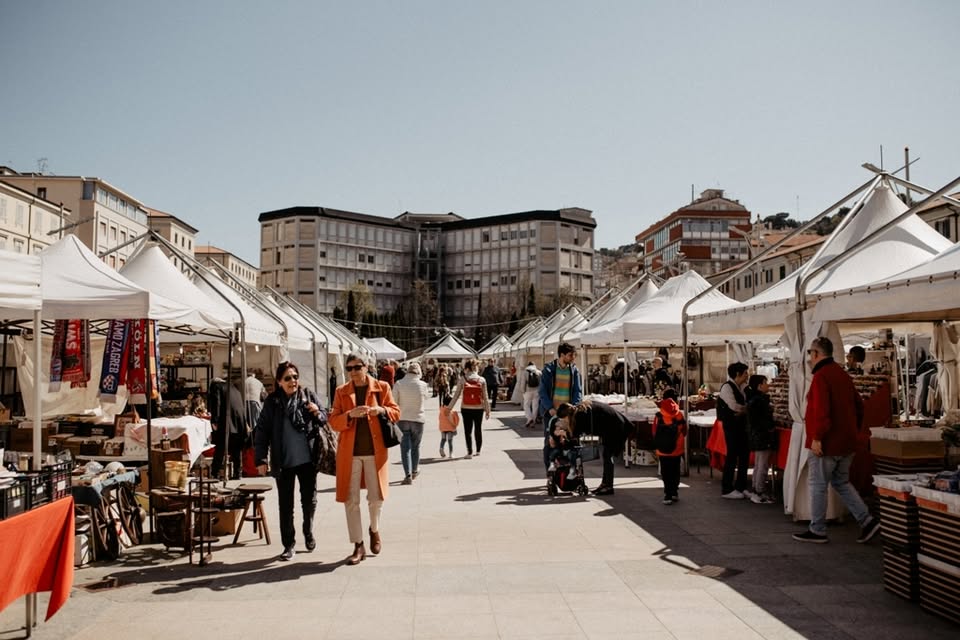 Evento Mercatino del Vintage di Ancona – Piazza Pertini Locandina Mercatino del Vintage di Ancona – Piazza Pertini - da sabato 26 settembre - domenica 27 settembre 2026 ore 09:00 ore 19:00