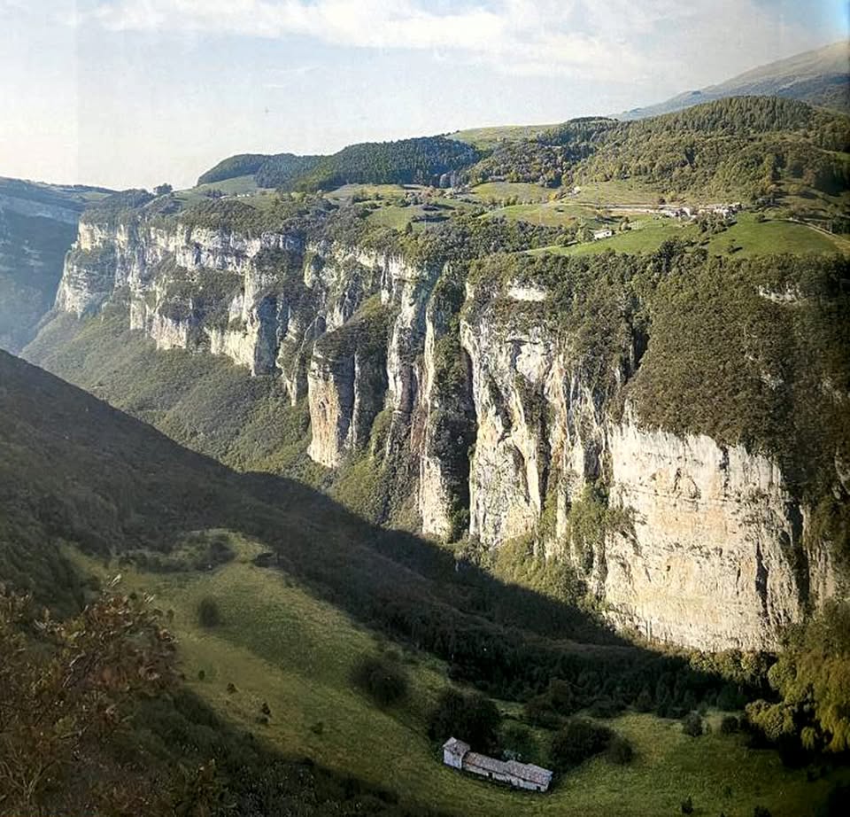 Evento Vajo dell’Orsa, ponte sospeso, santuario della Madonna della Corona e trincee del Monte Cimo Locandina Vajo dell’Orsa, ponte sospeso, santuario della Madonna della Corona e trincee del Monte Cimo - domenica 29 novembre ore 09:00 - 15:30